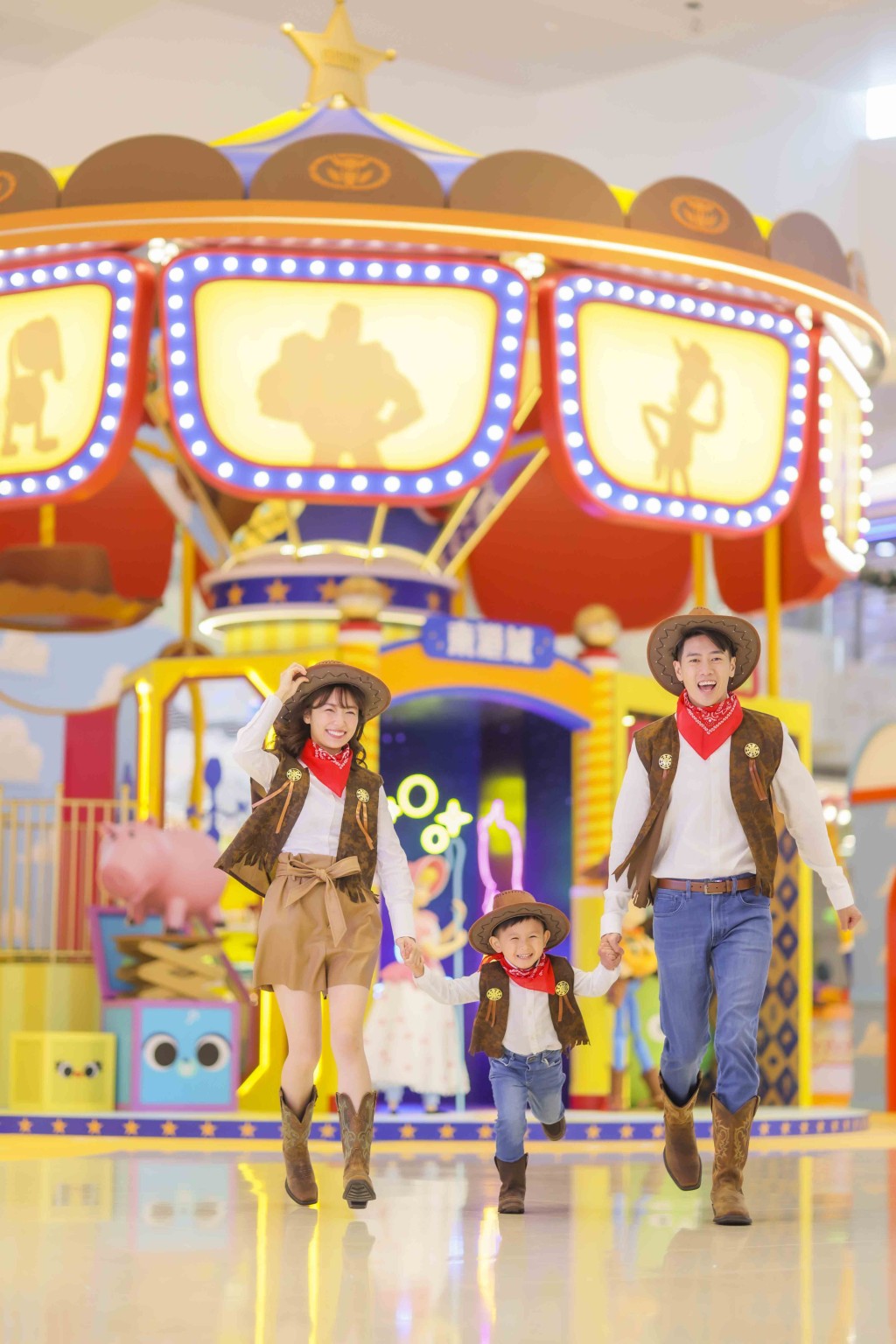 東港城內的「反斗夢幻嘉年華」有7米高超巨型雙層旋轉玩具樂園。 東港城內的「反斗夢幻嘉年華」有7米高超巨型雙層旋轉玩具樂園。