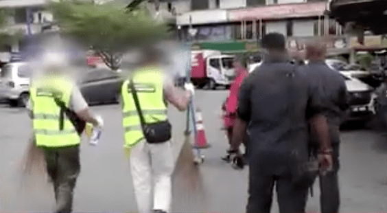 新例下，隨地拋棄垃圾（包括煙頭）的代價極高，違例者除面臨大額罰款外，更須穿上黃色背心履行社會服務令，內容包括清洗公廁及清掃街道。八度空间华语新闻畫面截圖