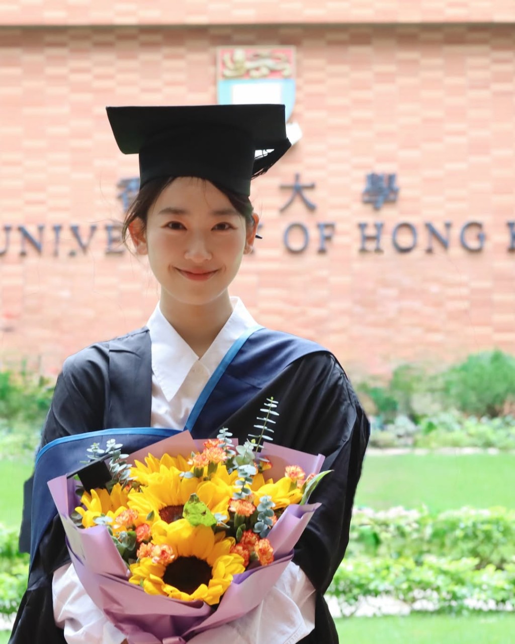 林愷鈴昨日（6日）在IG分享從香港大學碩士畢業的靚相。