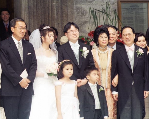 曾蔭權育有兩兒(右1及中)及有兩弟，其中一位是曾蔭培(左２)。