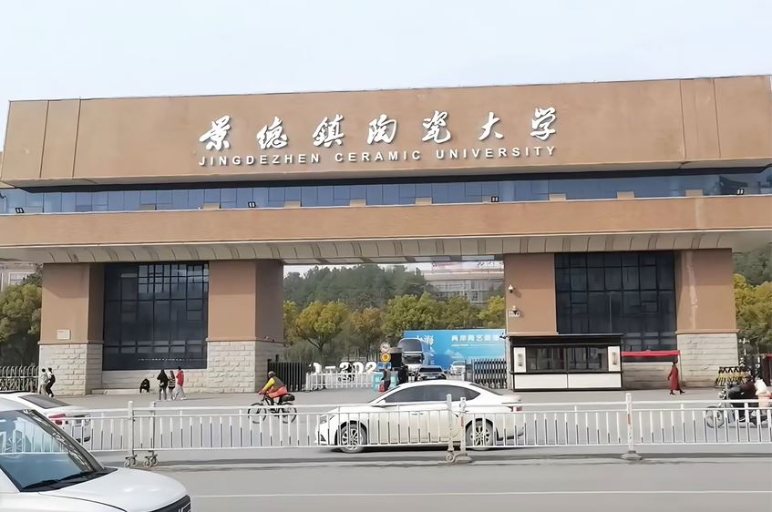 AI翻譯技術衝擊下，內地部份高校的外語專業已停止招生。小紅書