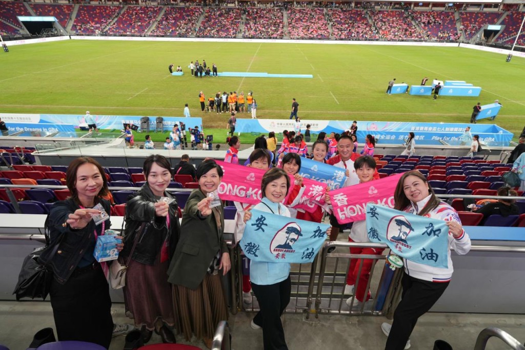 羅淑佩等人與幾位安徽隊的小妹妹運動員交換打氣毛巾。羅淑佩fb