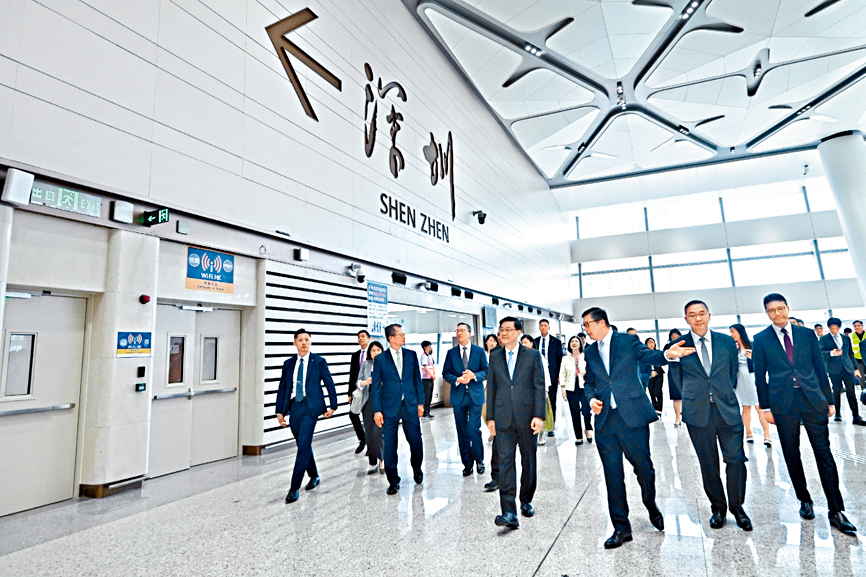特首李家超及主要官員到新皇崗口岸視察。
