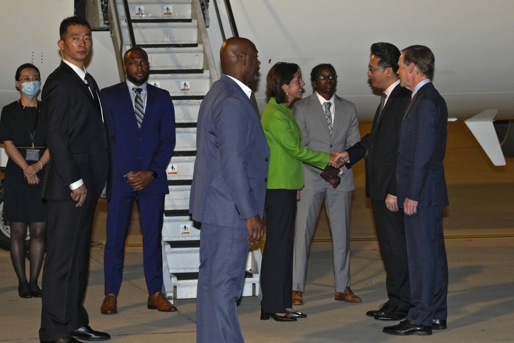 雷蒙多抵達北京首都國際機場時與中國商務部司長林峰（右二）握手。AP