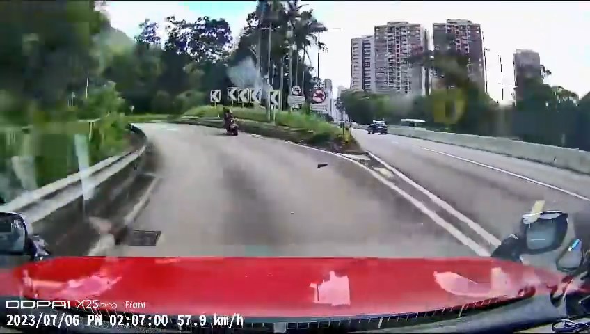 电单车驶至红梅谷路往大围方向一个弯位时突然失控。