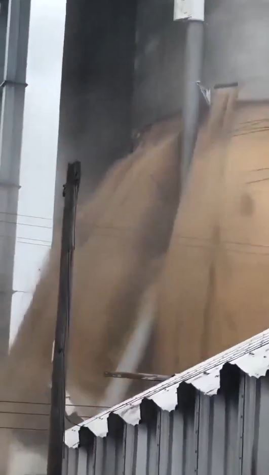 美国失去中国市场后，大豆滞销逼爆谷仓。X@Watseka Fire Department