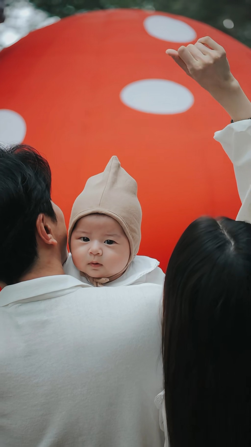 黃翠如與蕭正楠兒子見慣大場面,在多人的場合也不怕。 黃翠如與蕭正楠兒子見慣大場面,在多人的場合也不怕。