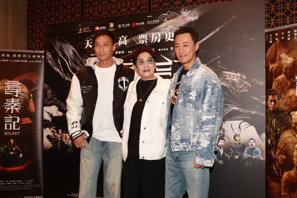 林峯及徐偉棟與媽媽雪梨出席電影《尋秦記》台前幕後慰勞宴。 林峯及徐偉棟與媽媽雪梨出席電影《尋秦記》台前幕後慰勞宴。