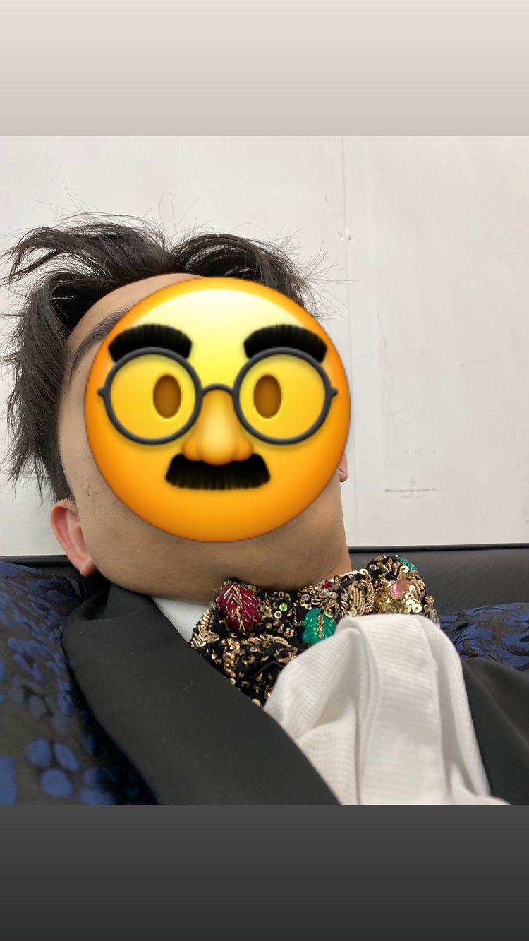 頭髮也亂了。