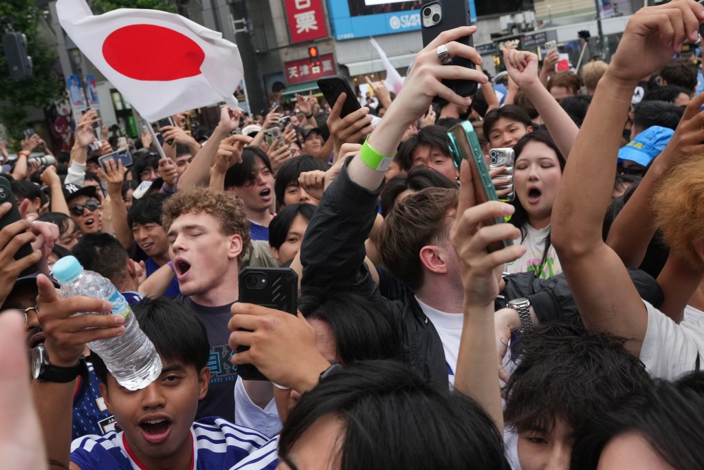 大量日本球迷為國家隊成功晉級而興奮。美聯社