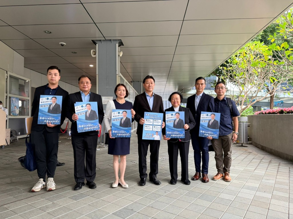 陳祖光（中）循選舉委員會界別當選立法會議員。資料圖片