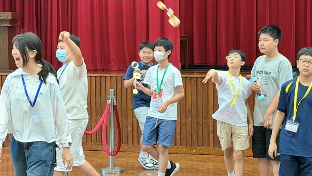 若學生生活在一種充滿興趣的氛圍中，精神面貌自然會不同。（作者提供）