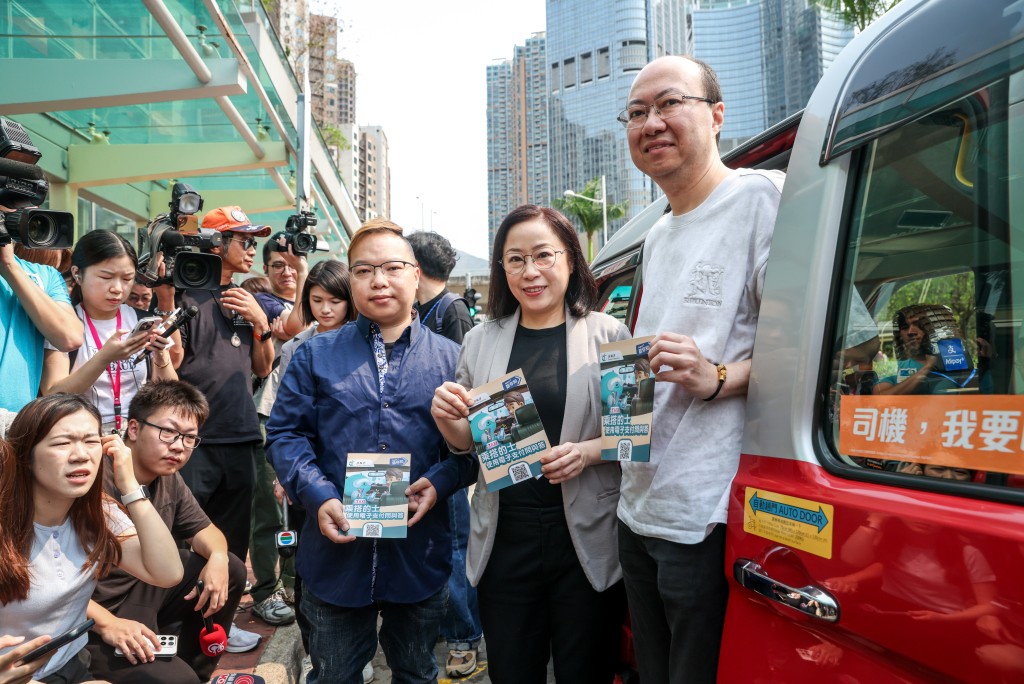 的士司機蔡先生（左）表示，使用電子支付後「上落客快咗、可以做多兩轉生意」。