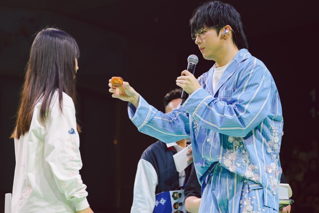 Ian向Fans亲手喂食饼干! Ian向Fans亲手喂食饼干!