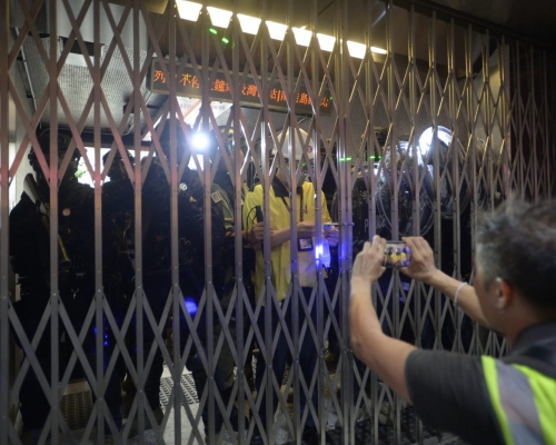 警方退入港鐵站內。