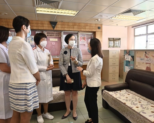 陳肇始早前到藍田婦女健康中心，了解開展乳癌篩查先導計劃的準備工作。網誌圖片
