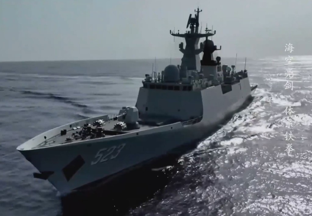  054A舰护卫舰主炮上弹，与闯入台湾海峡的外军大舰，缠斗20小时驱离。央视