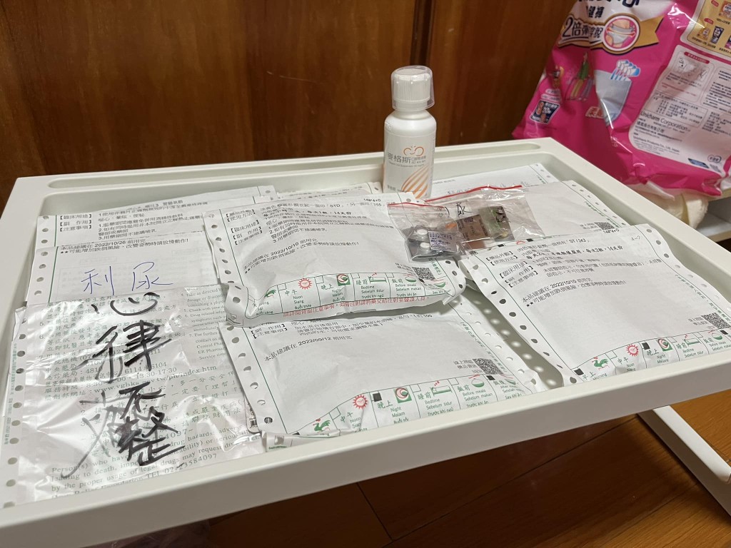 佩姿平時服用的藥物。(圖片來源:「抗癌小天使湯佩姿」Facebook)