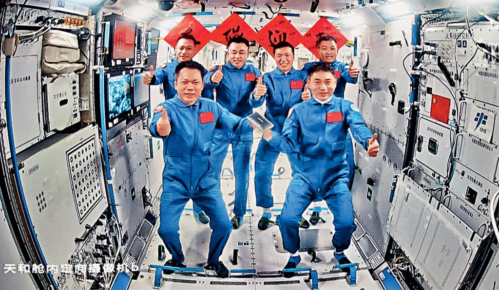 神舟十七号和神舟十八号的太空人乘组会师后拍下“全家福”。
