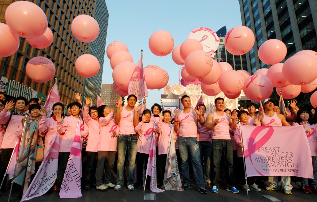 首尔民众穿粉红衣、高举粉红气球呼吁提高乳癌意识。 路透社