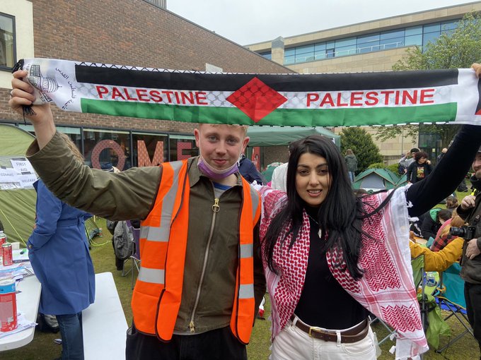 纽卡素大学的示威者向巴勒斯坦人表达支持。 X