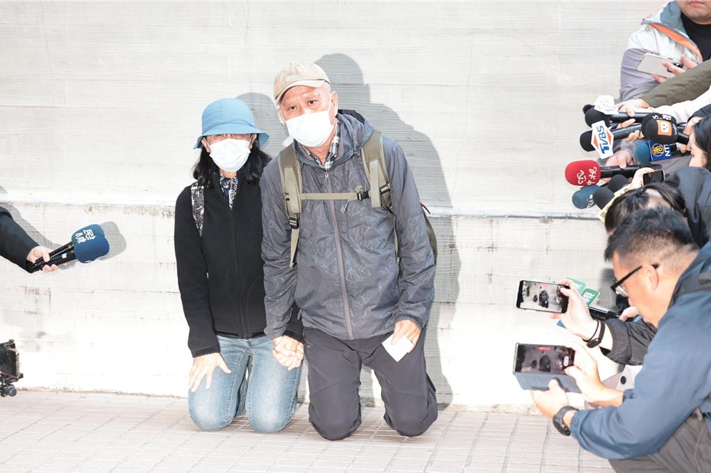 張文父母下跪道歉。 中時