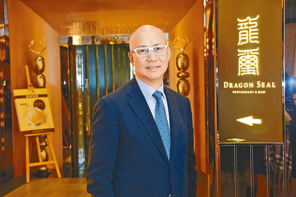 龍皇集團前大股東兼本地知名廚師「幟哥」黃永幟，昨日辭任行政總裁。