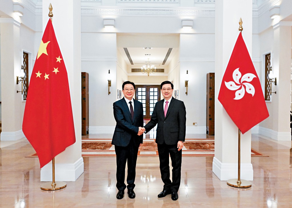 行政長官李家超昨在禮賓府與新任中聯辦主任周霽會面。