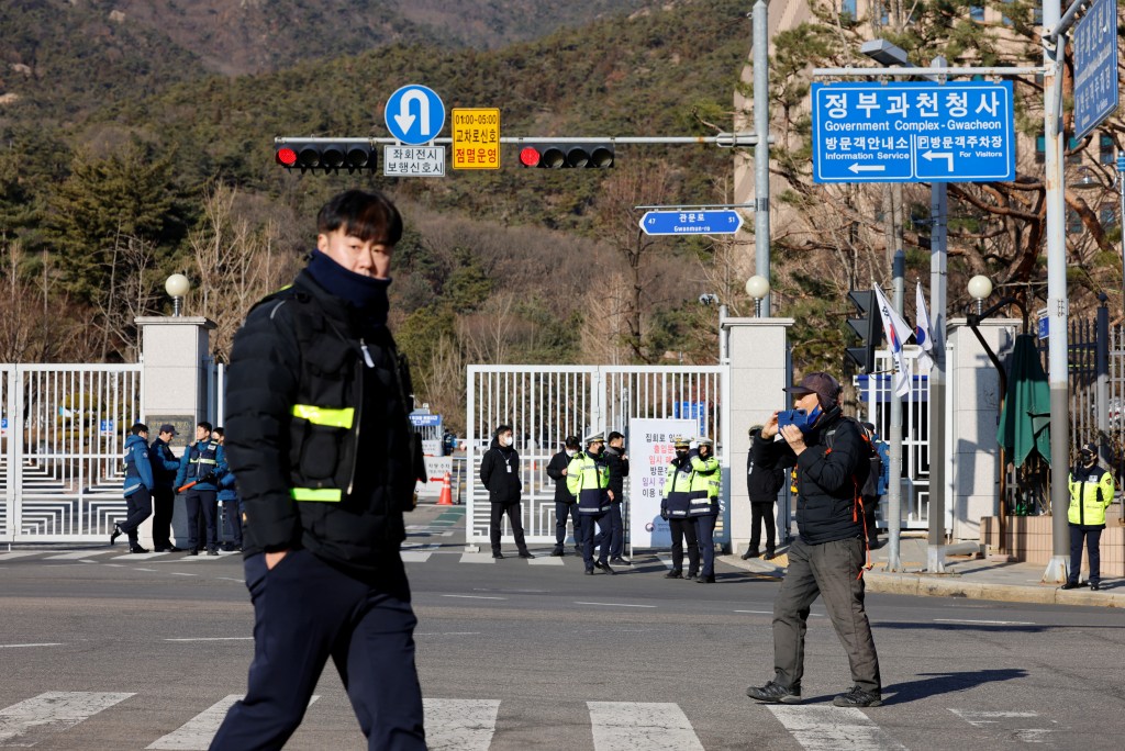 警方在首爾市漢南洞的總統官邸附近戒備。路透社