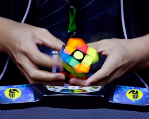 一名參賽者曾以最快的5.477秒破解「3x3x3」扭計骰項目,創下大會紀錄。