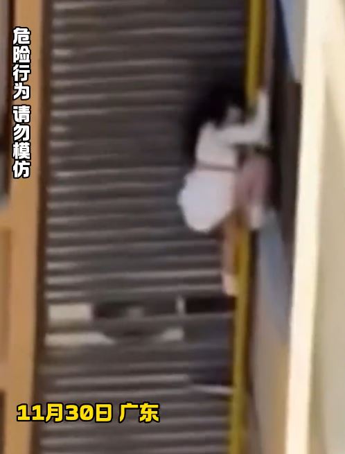 網民猜測爬窗逃走的女子，是為躲避捉姦，但逃走過程中險象橫生。抖音