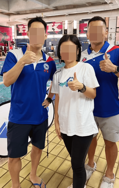 涉事的女教練（中）。
