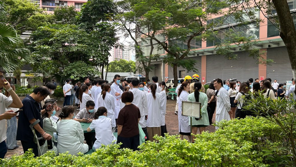 大批員工疏散。蔡楚輝攝