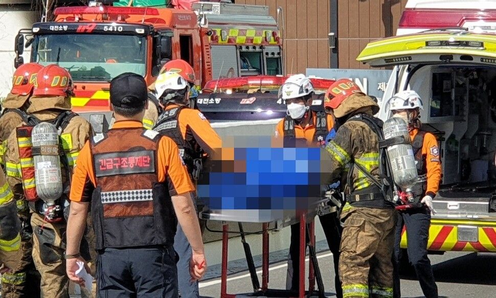 消防員救出傷者送往醫院。