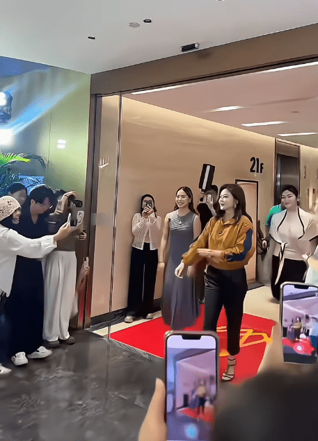 關之琳早前於內地出席商業活動。