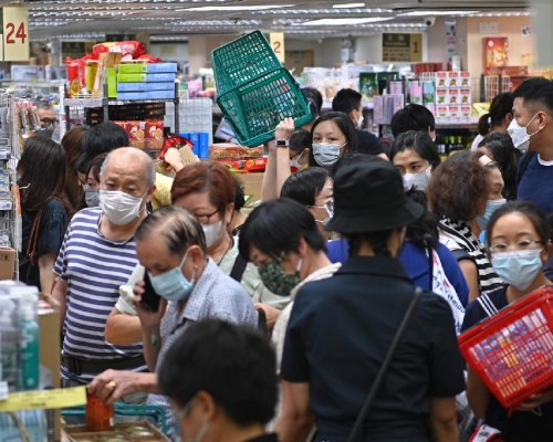 多名市民到教協旺角服務中心購物部消費。