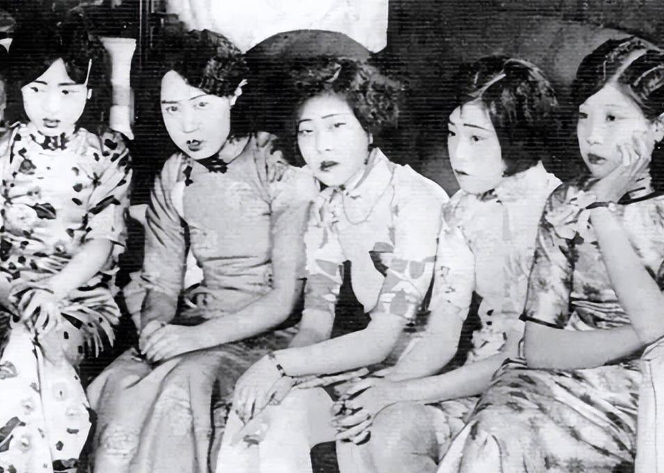 民國時期青樓女子。 民國時期青樓女子。