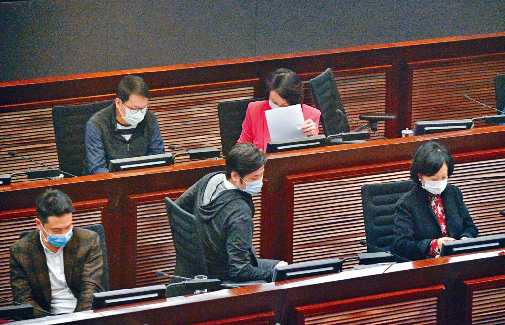 ■財委會續審議「明日大嶼」前期研究撥款，何俊賢（前排中）最終投棄權票。