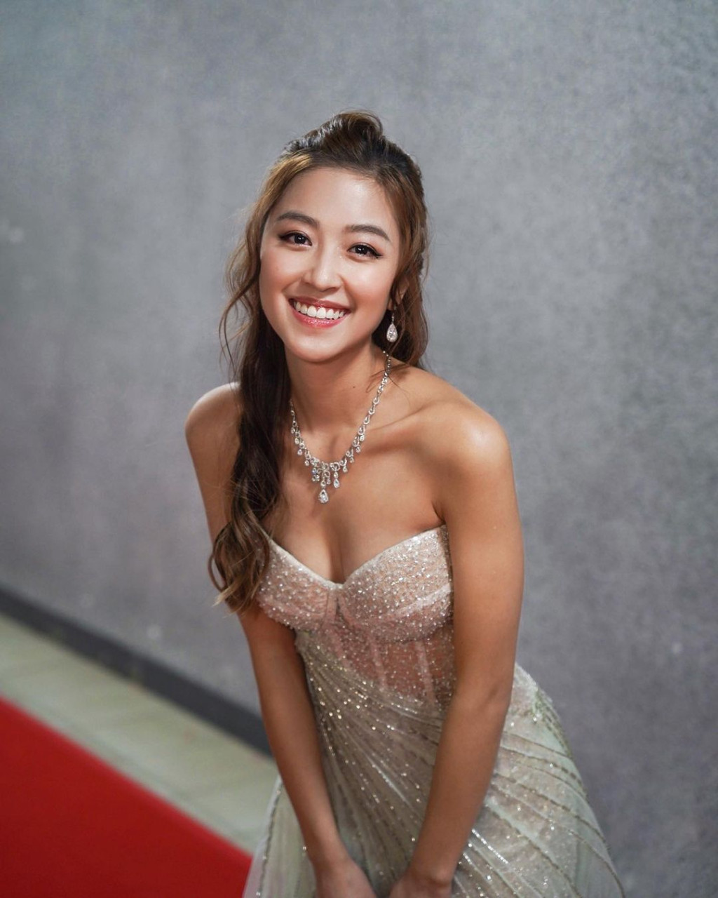 伍韻婷早於參加《2021年度香港小姐競選》時，已經以31吋上圍受到傳媒注視。