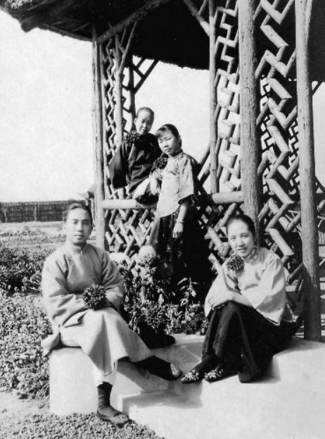 黎民偉與兩名妻子嚴姍姍和林楚楚共同生活30多年，相處融洽。（《香港記憶》圖片）