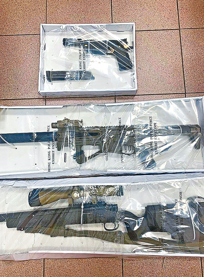 警方在行動中檢獲兩長一短氣槍。 