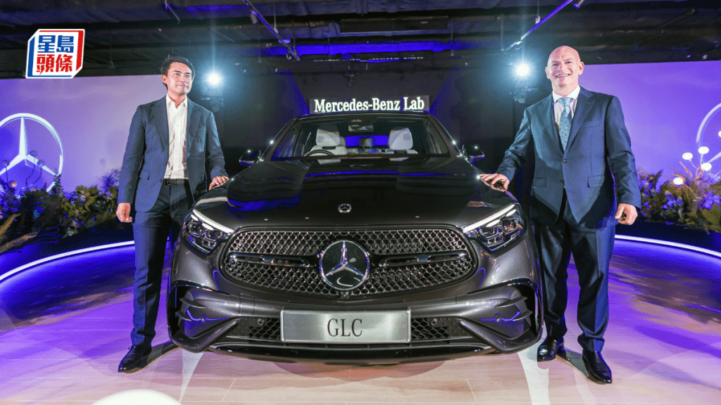 (左起)仁孚香港及澳門常務董事Simon Arnold及Mercedes-Benz HK行政總裁Andreas Buchenthal,一同主持揭幕活動。