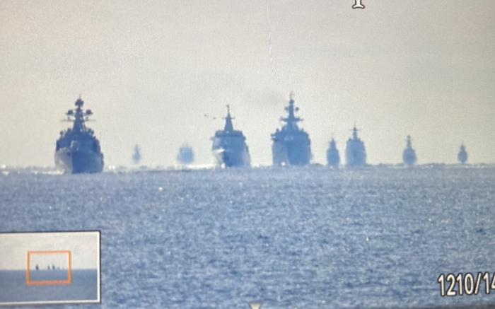 網絡流傳軍艦通過津輕海峽時情況。Twitter圖片