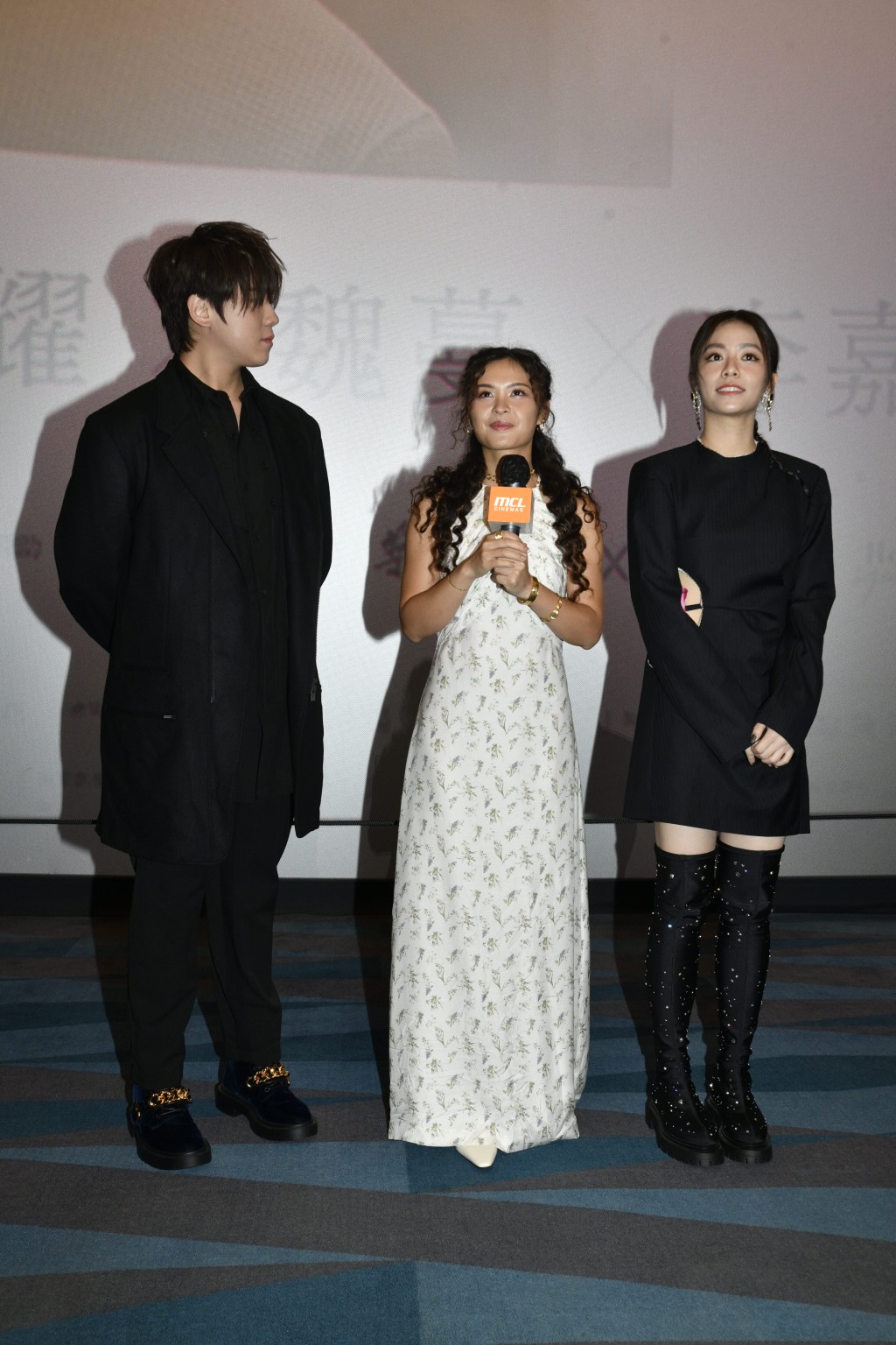 姜涛、宋芸桦和李嘉文今日（12日）为主演电影《我的天堂城市》连走37场谢票。