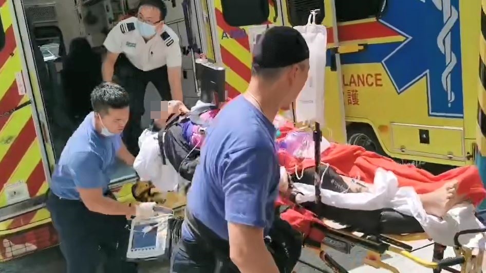 男子扒龍舟後昏迷，由救護車送院。