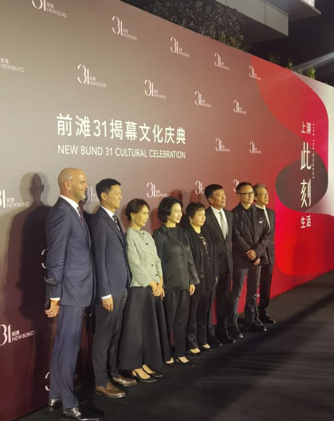 日前由何超瓊（左四）主辦的上海前灘31文化典禮，二房的何超鳳（左三）及何超蕸（右四）都有出席。