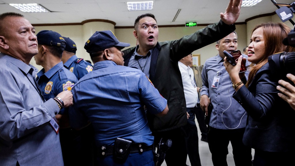 菲律賓參議院傳槍聲後，保安人員和警察緊張要求記者保持距離。路透社