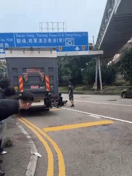 現場為牛頭角道得寶花園對開，車來車往相當危險。網上片段