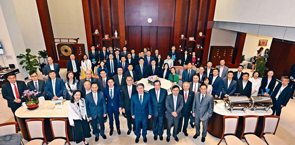政務司副司長卓永興出席立法會舉行的前廳交流會。圖為卓永興（第一排中）、立法會主席梁君彥（第一排右四）、醫務衞生局局長盧寵茂教授（第一排左四）和勞工及福利局局長孫玉菡（第一排右三）與議員於會前合照。  