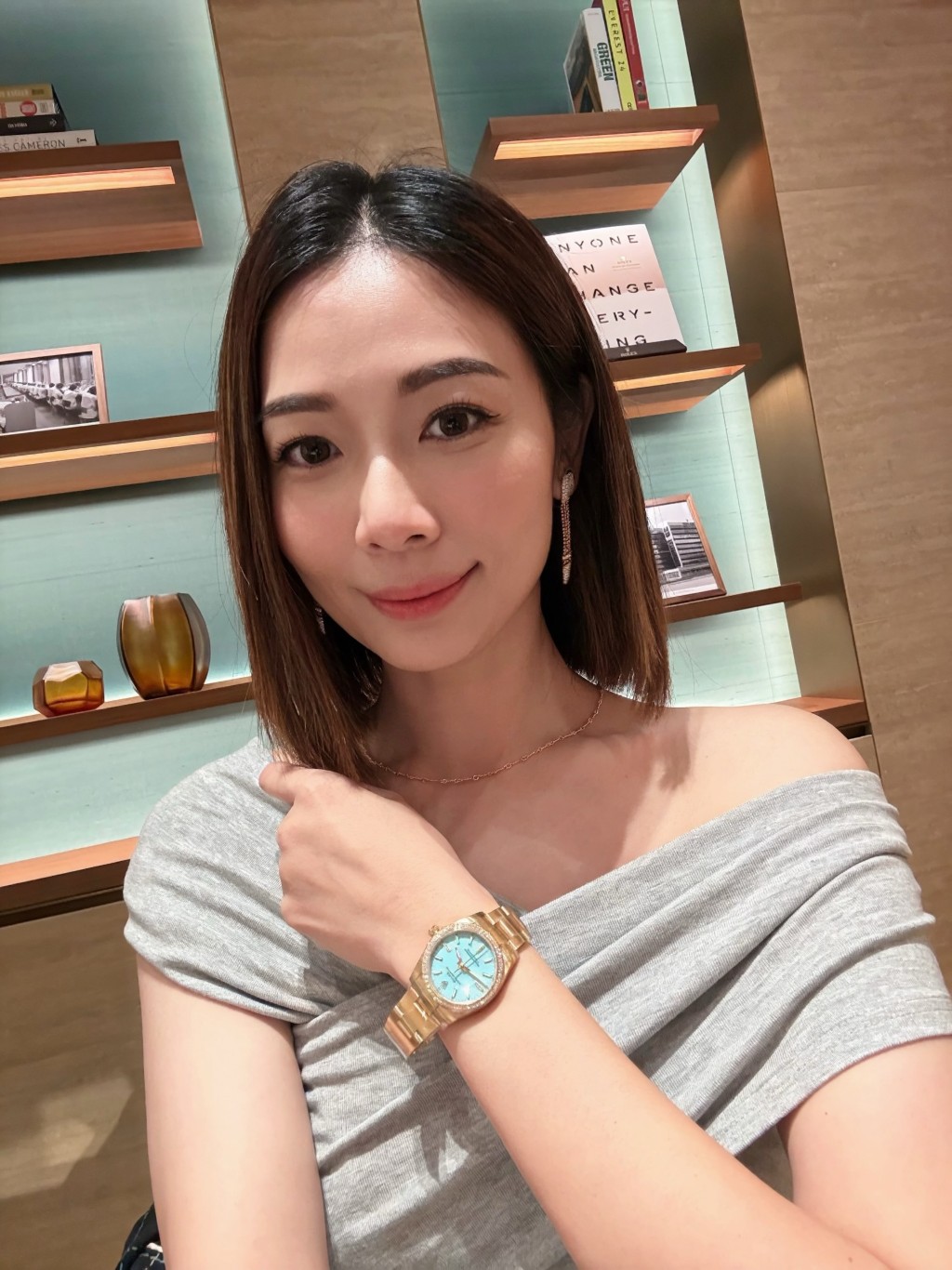楊秀惠買名錶打孖上。